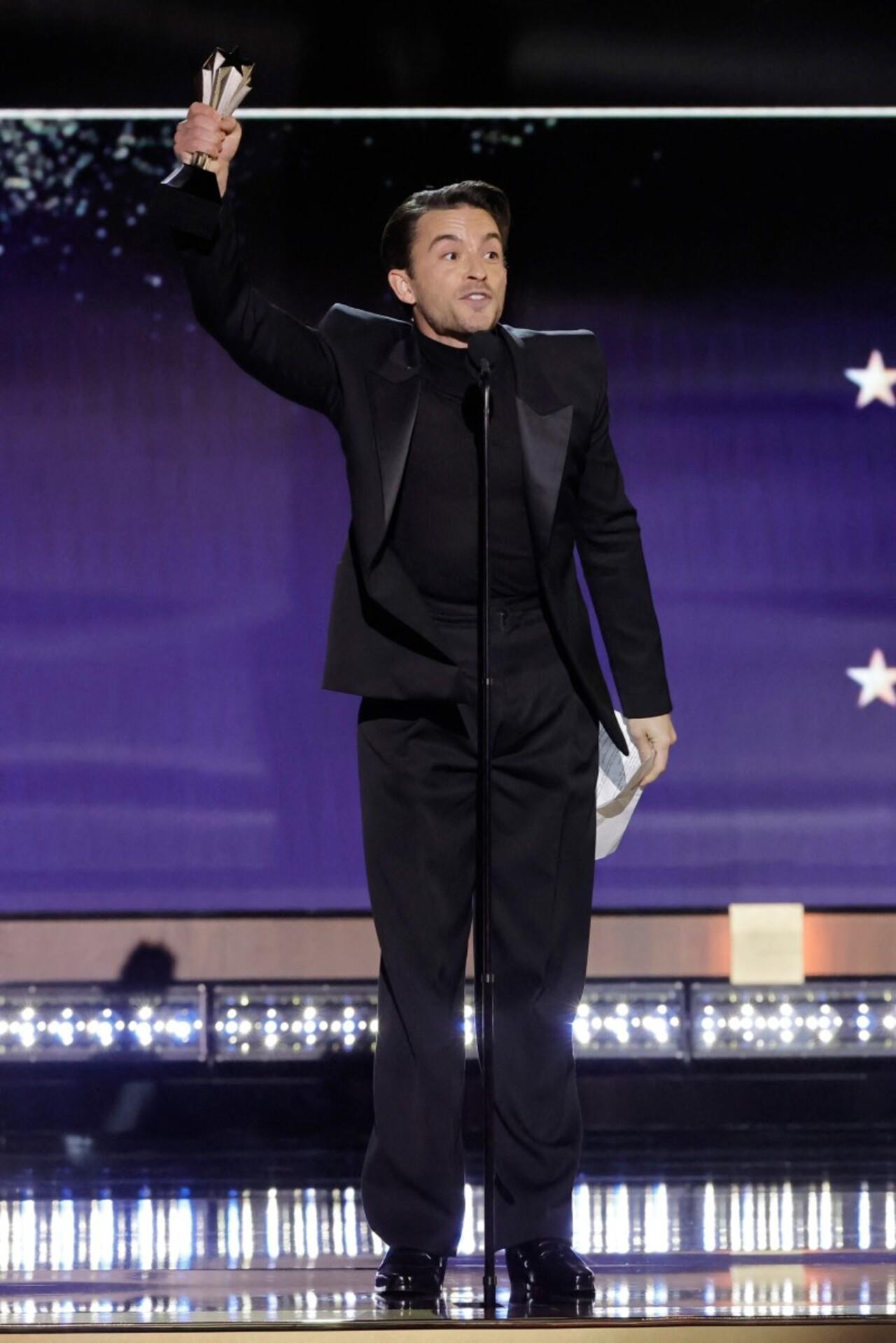 Jonathan Bailey looked sharp in black as he received an award